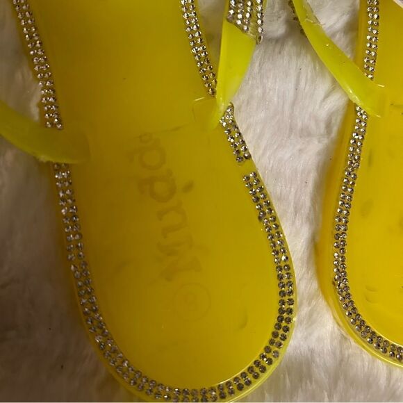 Mudd‎ yellow flip flops NWT with silver decorations for women size 8 - Picture 5 of 5